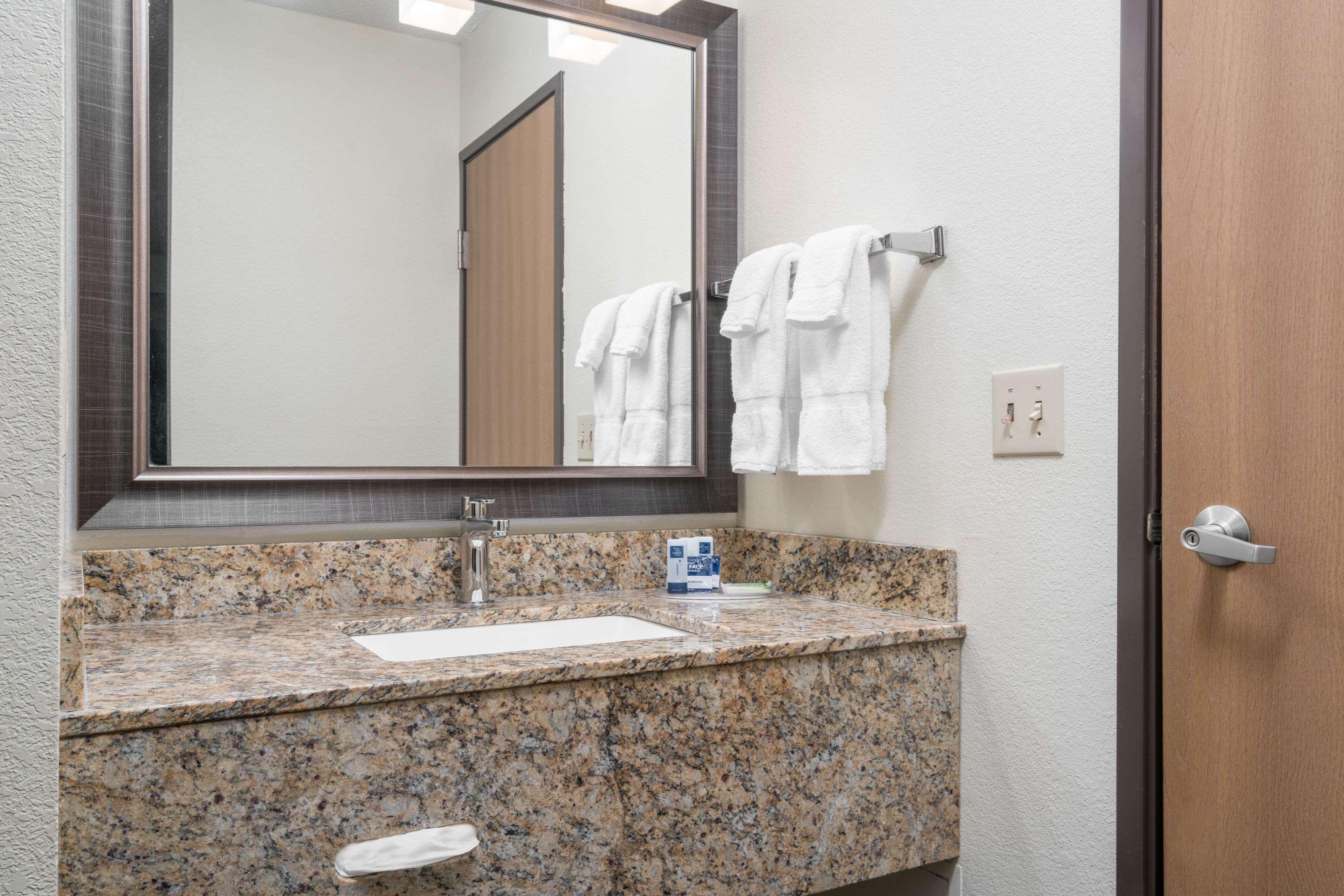 Americinn By Wyndham Bismarck Ngoại thất bức ảnh